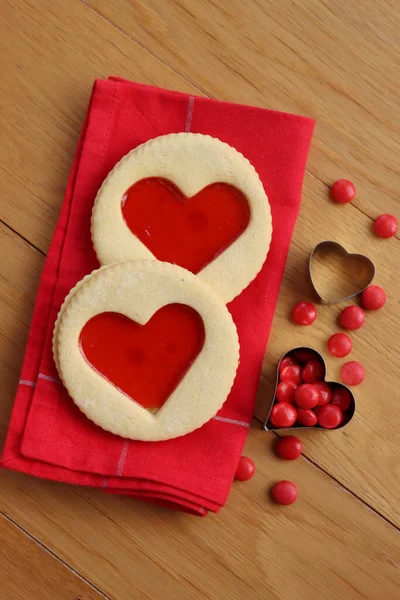 Yapımı Kalp Şekilleri Çilekli Kurabiyeler Ahşap Masadaki Kırmızı Yer Paspası — Stok fotoğraf