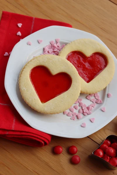 Formas Coração Caseiras Biscoitos Com Engarrafamento Morangos Uma Chapa Tapete — Fotografia de Stock