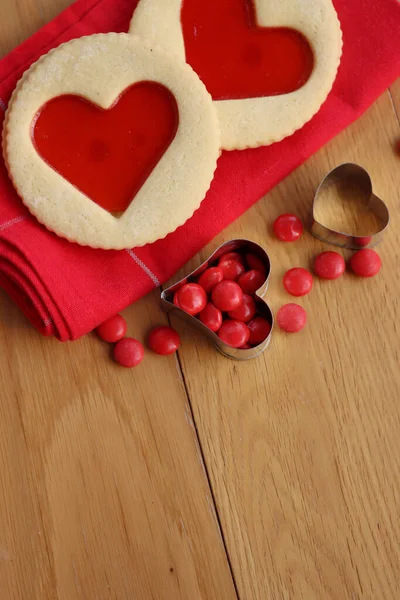 Yapımı Kalp Şekilleri Çilekli Kurabiyeler Ahşap Masadaki Kırmızı Yer Paspası — Stok fotoğraf