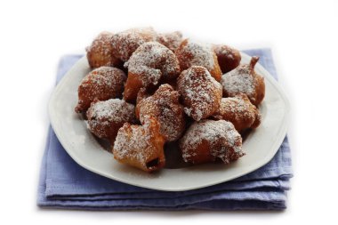 Frittelle adındaki geleneksel İtalyan böreği beyaz arka planda izole edilmiş bir tabakta.