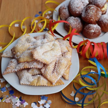 Geleneksel İtalyan Crostoli (ayrıca chiacchere, frappe, bugie, cenci, galani olarak da bilinir) ve Frittelle olarak da adlandırılır.