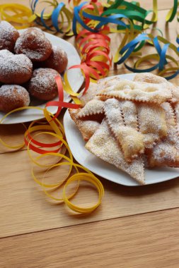 Geleneksel İtalyan Crostoli (ayrıca chiacchere, frappe, bugie, cenci, galani olarak da bilinir) ve Frittelle olarak da adlandırılır.