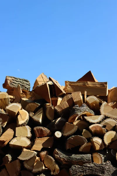 Close Lenha Cortada Contra Céu Azul Dia Ensolarado Firewood Empilhados — Fotografia de Stock