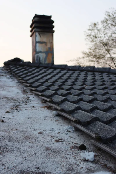 Talya Bir Evin Tepesindeki Gri Beton Çatı Kiremitleri Havadan Hasar — Stok fotoğraf