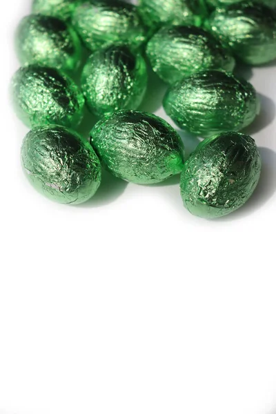 白い背景に隔離された緑のカラフルな箔でチョコレートイースターの卵 — ストック写真