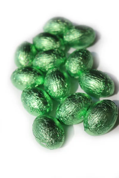 白い背景に隔離された緑のカラフルな箔でチョコレートイースターの卵 — ストック写真