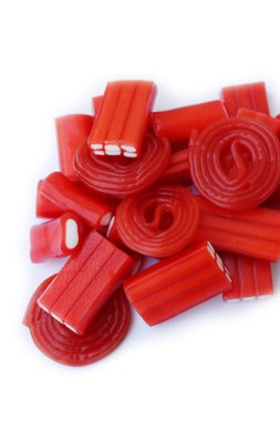 Beyaz arka planda izole edilmiş çeşitli tatlı kırmızı şekerler