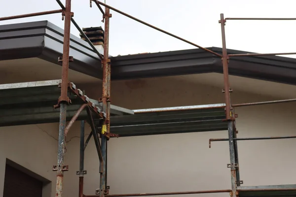 Detail Scaffolding Residential Building Replace Tiles Gutter — Fotografia de Stock