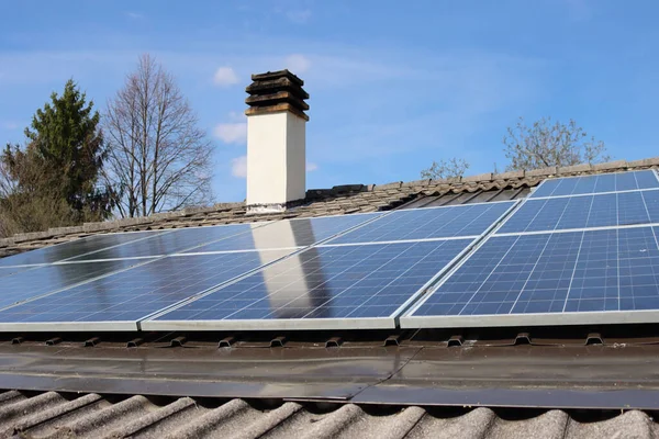 Paneles Solares Azotea Una Casa Con Fondo Cielo Azul Techo — Foto de Stock