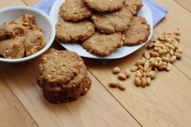 Fıstık ezmeli kurabiye ve ahşap masada fıstık ezmeli krema. 