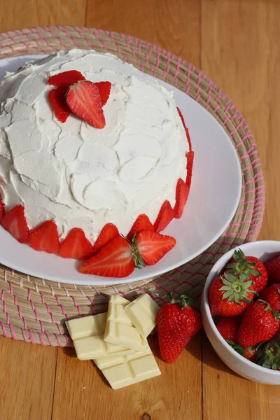 Zuccotto Traditional Italian Dome Shaped Cake White Chocolate Cream Strawberries — ストック写真
