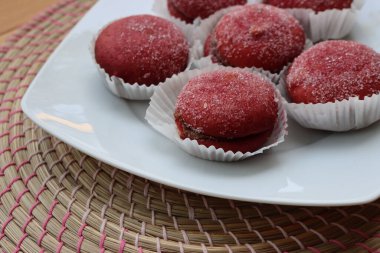 Tatlı Prato Şeftalileri, Tuscany 'den gelen geleneksel İtalyan pastası brioche hamuruyla yapılır ve kremayla doldurulur.