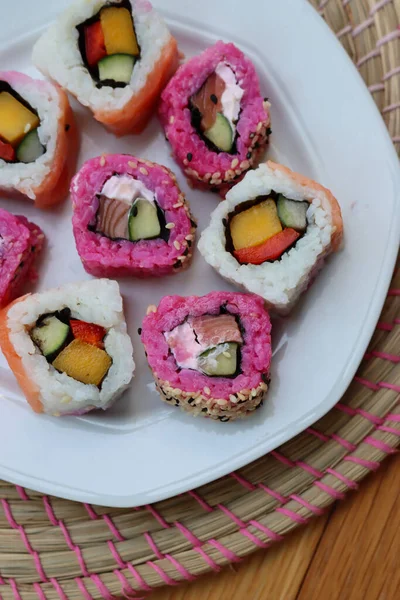 日本鲑鱼寿司 用甜菜汁配上里面的面包卷 盘子里的水果和蔬菜放在木制桌子上 — 图库照片