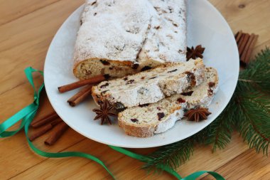 Geleneksel Alman tatlı ekmeği. Kuru üzümlü ve şekerli meyveler. Adı da Stollen. 