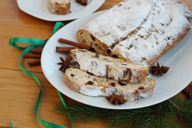 Geleneksel Alman tatlı ekmeği. Kuru üzümlü ve şekerli meyveler. Adı da Stollen. 