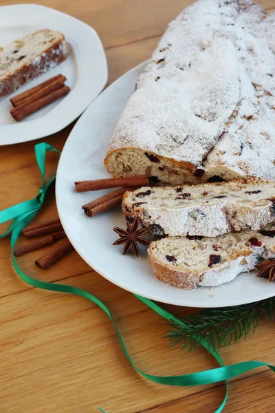 Traditionelles Deutsches Süßbrot Mit Rosinen Und Kandierten Früchten Namens Stollen — Stockfoto