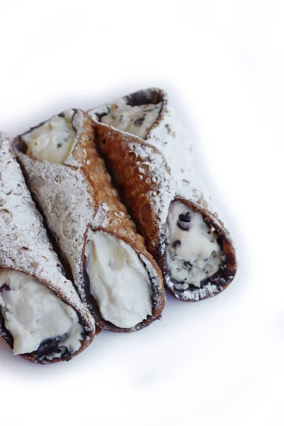 Tradiční Italské Pečivo Cannolo Kandovaným Ovocem Čokoládou Izolované Bílém Pozadí — Stock fotografie