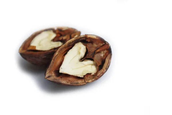 Dua Setengah Kacang Kenari Dalam Bentuk Hati Terisolasi Pada Latar — Stok Foto