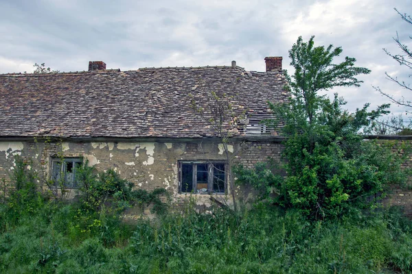 ヴォイヴォディナにある古い放棄された華やかな農場 — ストック写真