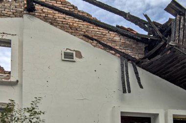 Bozulma nedeniyle çöken eski bir evin kalıntıları.