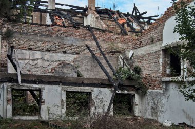 Bozulma nedeniyle çöken eski bir evin kalıntıları.