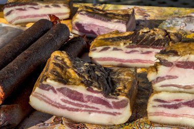 Savunmasız pastırma ve kurutulmuş et ürünleri. Ürünler yerli ve satılık..