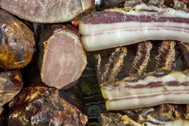 Savunmasız pastırma ve kurutulmuş et ürünleri. Ürünler yerli ve satılık..