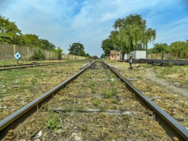 Tren istasyonunun girişindeki raylar. Parçaların ayrılması ve birleştirilmesi.