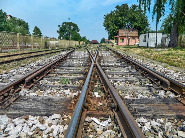 Tren istasyonunun girişindeki raylar. Parçaların ayrılması ve birleştirilmesi.