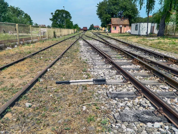 Tren istasyonunun girişindeki raylar. Parçaların ayrılması ve birleştirilmesi.