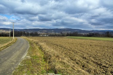 Arkadaki tepeden Jadar ve Cer dağlarının güzel, nazik vadisine bakın. Rio Tinto burada bir lityum madeni açmayı planlıyor..