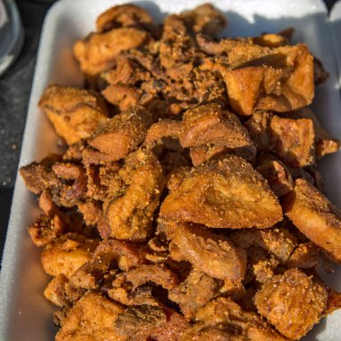 Ev yapımı taze çekilmiş domuz greaves tatma ve satış için maruz.