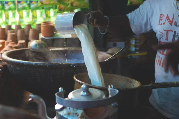 インドの伝統的なお茶の道側のお茶の屋台でプロセスを作る — ストック写真