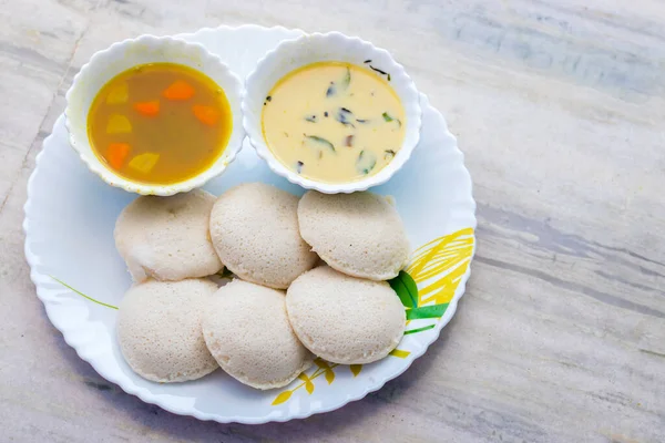 有名な南インド料理 イドリ は米粉で作られています — ストック写真