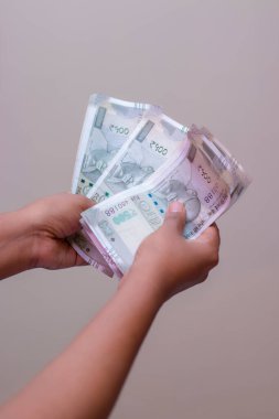 Seçici odak sayma Hint 500 rupi para birimi notları. 