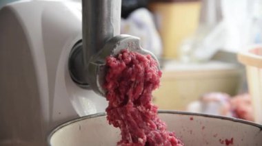 Elektrikli kıyma makinesi çiğ etten kıyma yapar.