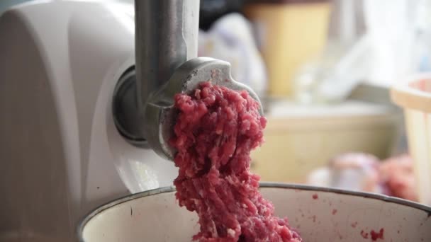 Ηλεκτρικός μύλος κρέατος κάνει κιμά από ωμό κρέας — Αρχείο Βίντεο