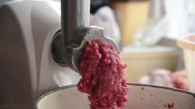 Elektrikli kıyma makinesi çiğ etten kıyma yapar.