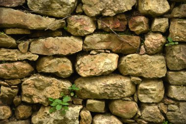 Dağlardaki dekoratif taş duvarlar.