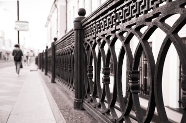 Modern şehirde siyah beyaz süs tarzında metal çitler.