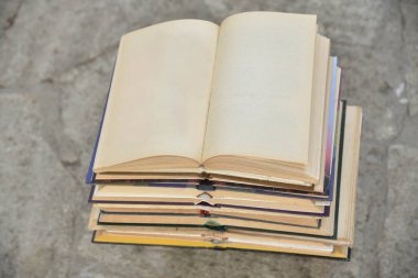 Geçmişten bir sürü eski kitap.