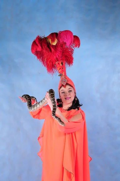 Animator Γυναίκα Φίδι Python Ροζ Φόρεμα Φτερά Στο Κεφάλι Μπλε — Φωτογραφία Αρχείου