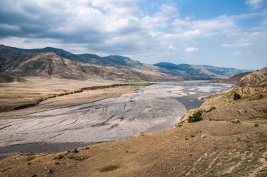 Güzel bir manzaranın arka planındaki dağ nehri.