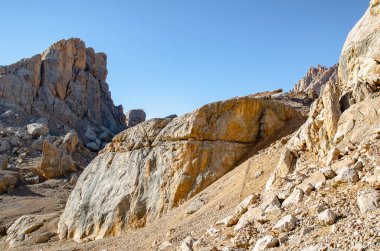 Dağlardaki güzel granit kayalar