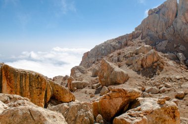 Dağlardaki güzel granit kayalar