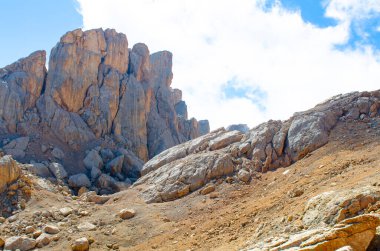 Dağlardaki güzel granit kayalar