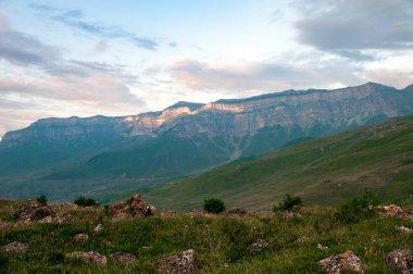 Yazın güzel dağ manzarası