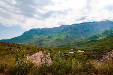 Yazın güzel dağ manzarası