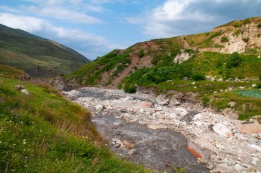 Doğadaki dağ deresi