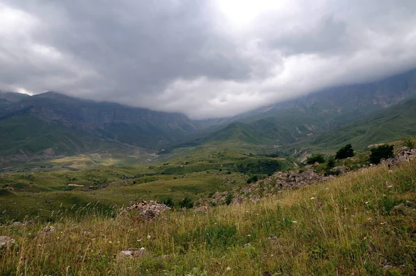 Bulutlarda Güzel Dağ Manzarası — Stok fotoğraf